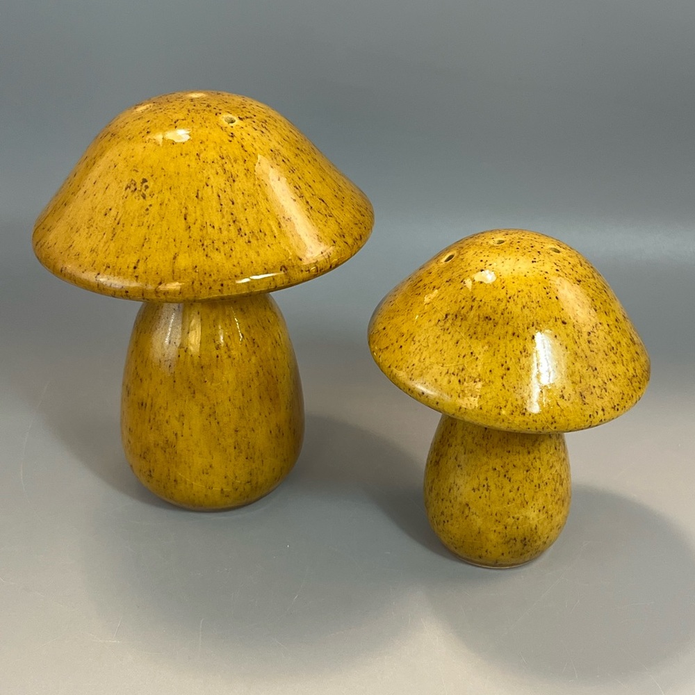 Vintage MCM Mushroom Salt & Pepper Shakers Ceramic Beautiful Glaze 2 Heights